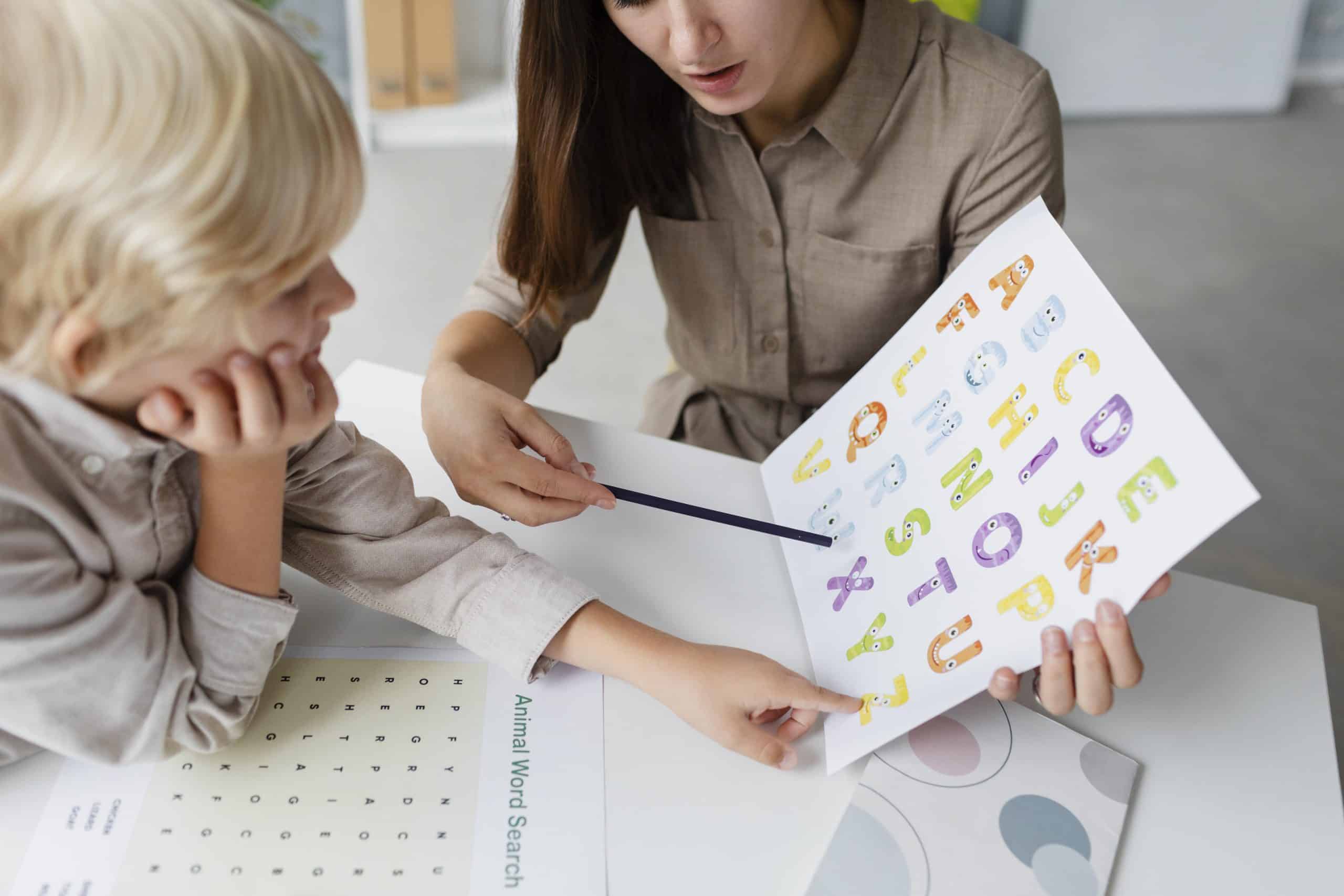 Sesión de lectoescritura con un niño